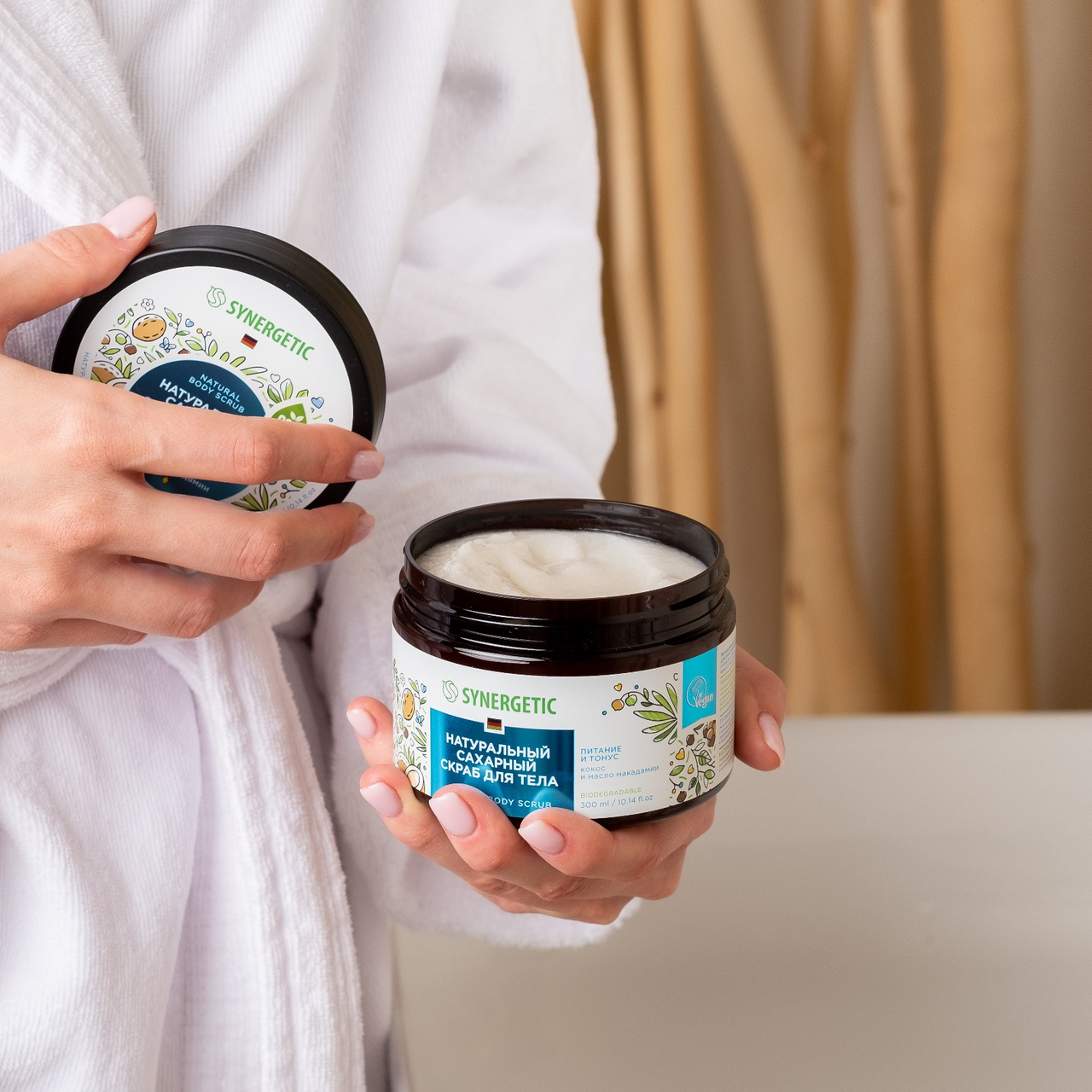 Скраб для тела Synergetic Кокос и масло макадамии питание и тонус, 300мл